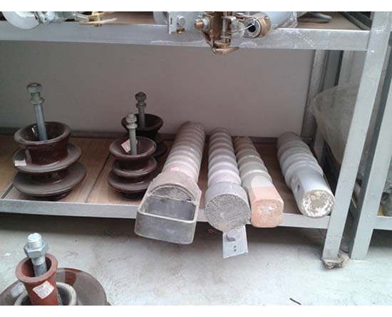 线路次横担绝缘子